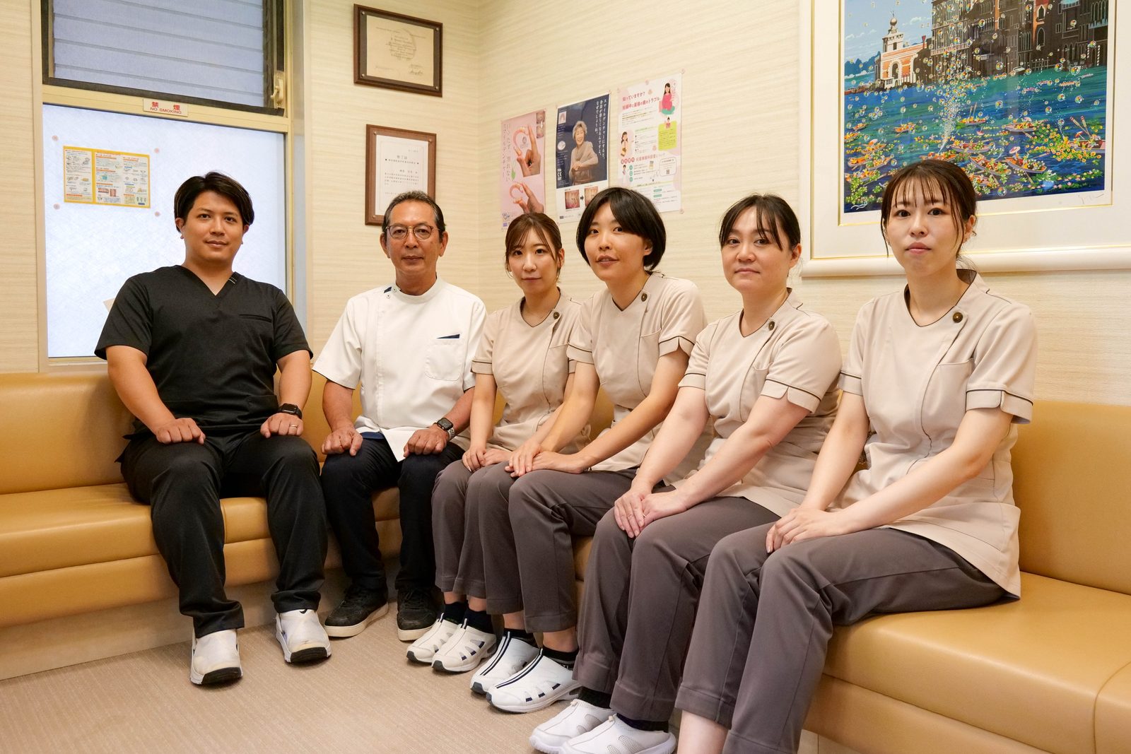 明るく落ち着いた高畑中央歯科の待合室